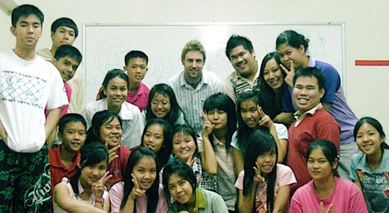 Johnny Ward aka OneStep4Ward as a techer with a group of his Thai students
