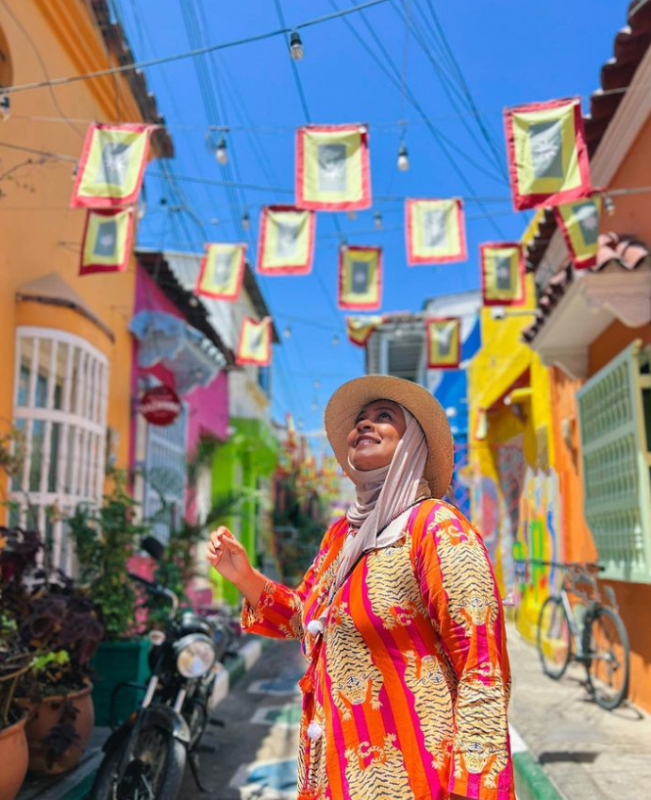 Rasha Yousif Bahraini Female Traveller posing on a colourful street in Colombia