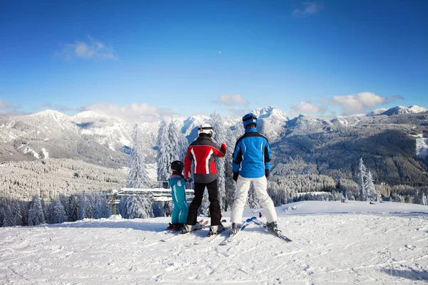 travelling with children - skiing family