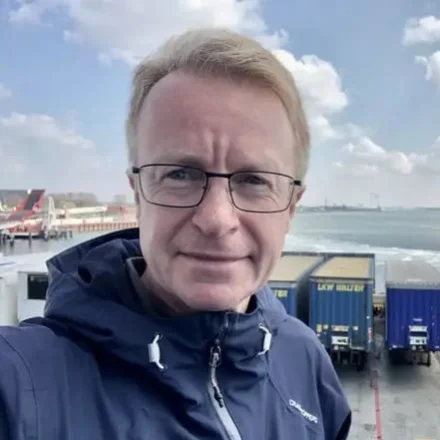 "Slow Trains to Istanbul: ...And Back: A 4,570-Mile Adventure on 55 Rides" by Tom Chesshyre 🇬🇧