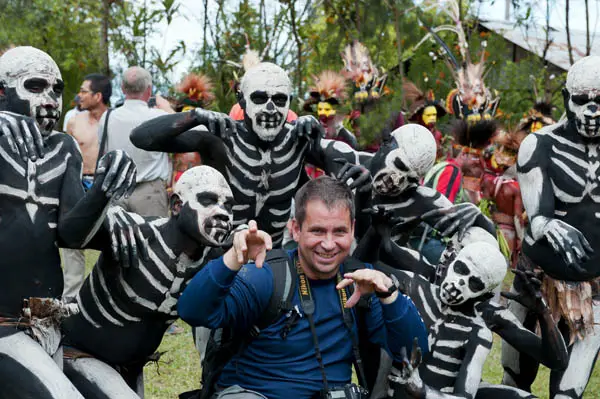 Bunt geschmückte und bemalte Volksstämme feiern das traditionelle Sing Sing in Paya im Hochland von Papua Neu Guinea, Melanesien*Colourful dressed and face painted local tribes celebrating the traditional Sing Sing in Paya in the Highlands of Papua New Guinea, Melanesia