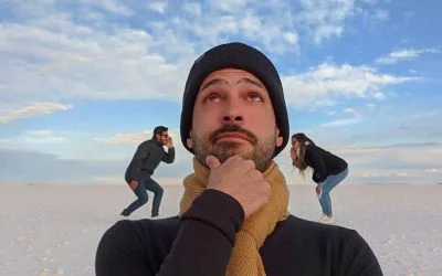 A picture of Omar Nok, Egyptian traveller, looking up in the sky while visiting Salar de Uyuni i Bolivia